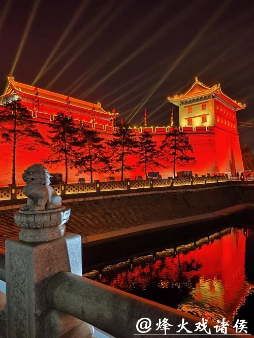 西安城墙：流光溢彩迎马年